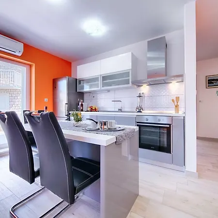 Dalmatino Apartment *